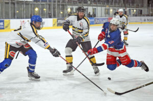 Eishockey, 2025-01-26 ; UL Mitte Köttern blau/rot - Carinthian Team weissgelb/schwarz im Bild: Köttern Tschernitz Mathias - Carinthian Hirschl Linus PhotoCredit: Hermann Sobe