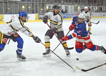 Eishockey, 2025-01-26 ; UL Mitte Köttern blau/rot - Carinthian Team weissgelb/schwarz im Bild: Köttern Tschernitz Mathias - Carinthian Hirschl Linus PhotoCredit: Hermann Sobe