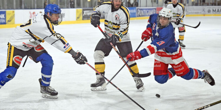 Showdown in Villach: Kann der HC Köttern das Wunder erzwingen? 1 Eishockey, 2025-01-26 ; UL Mitte Köttern blau/rot - Carinthian Team weissgelb/schwarz im Bild: Köttern Tschernitz Mathias - Carinthian Hirschl Linus PhotoCredit: Hermann Sobe