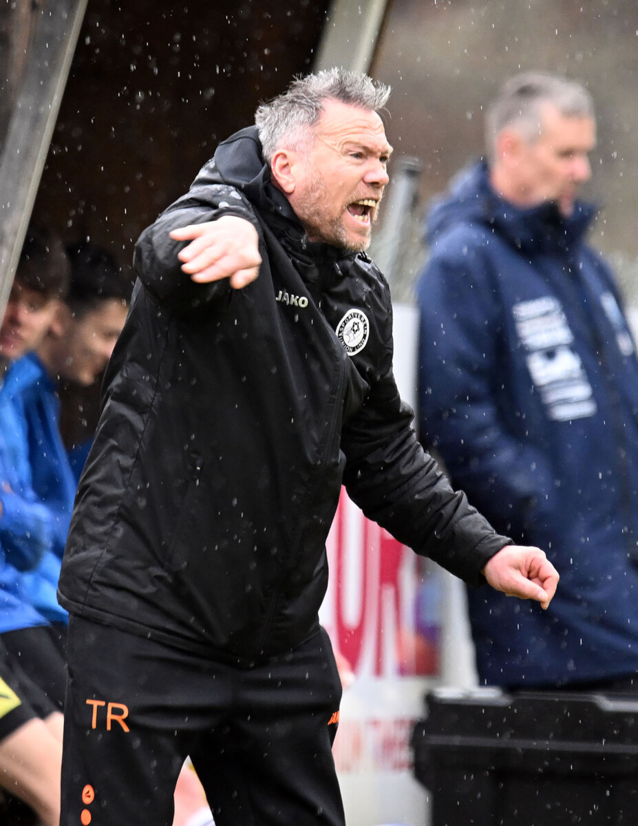 Glut am Spielfeldrand: Unterhaus schwitzt, Funktionäre fachsimpeln – Ist der Sommer zu heiß für den Fußball? 7 Sobe A203592