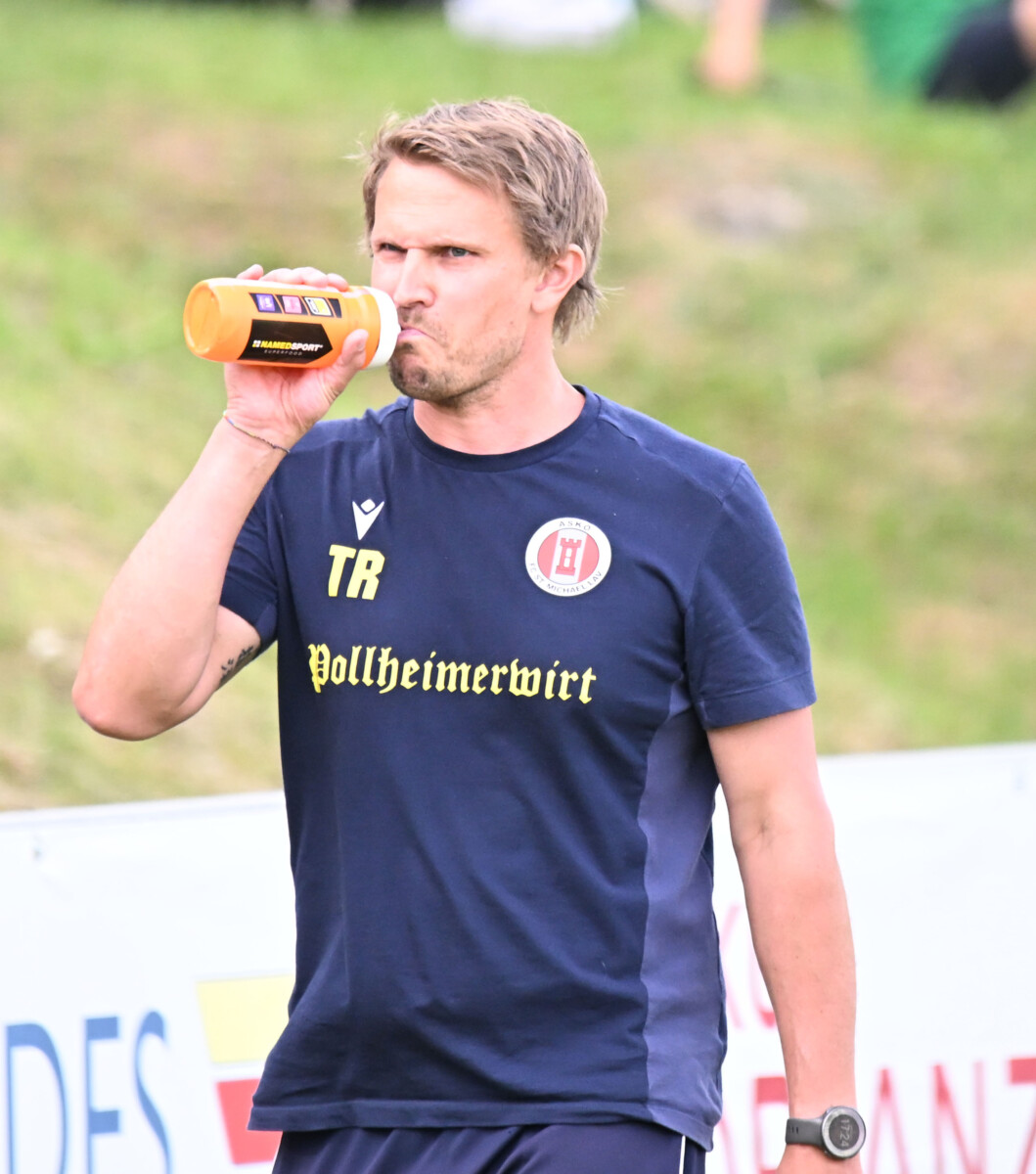 Glut am Spielfeldrand: Unterhaus schwitzt, Funktionäre fachsimpeln – Ist der Sommer zu heiß für den Fußball? 8 Sobe A205668