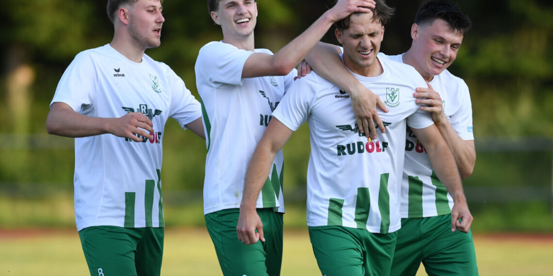 Spitzenspiel: Völkermarkt dreht auf – SAK bricht ein 1 VST Völkermarkt Torjubel Oliver Kuester und Mario Kuester Foto: Hermann Sobe