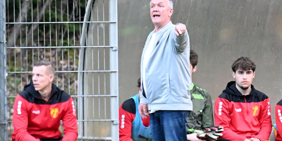 Fussball, 2026 -04-16; 1 KL Mitte ; Velden 1b blau -Glanegg gelb
im  Bild:  Glanegg  TR Wolfgang Thun - Hohenstein 
PhotoCredit: Hermann Sobe