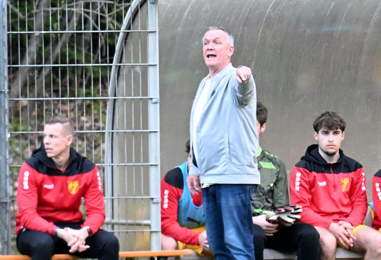 Fussball, 2026 -04-16; 1 KL Mitte ; Velden 1b blau -Glanegg gelb
im  Bild:  Glanegg  TR Wolfgang Thun - Hohenstein 
PhotoCredit: Hermann Sobe