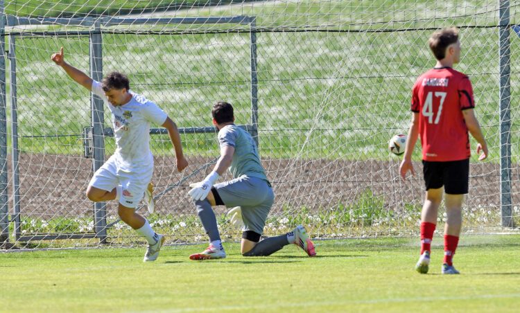 Fussball, 2026-05-03 LIGA, Köttmannsdorf weiss - Ferlach rot/schwarz
im Bild: Köttmannsdorf Daniel Genser - Ferlach Florian Heindl
PhotoCredit: Hermann Sobe
