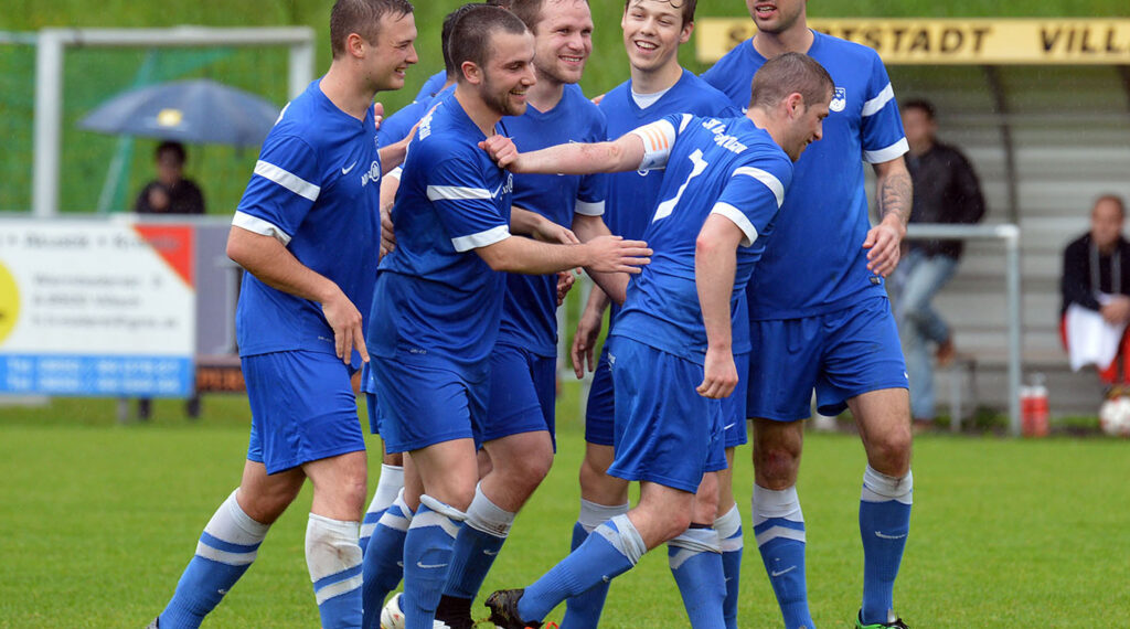 SV Dellach/Drau zieht Kampfmannschaft nach 75 Jahren zurück 1 Fussball, 2016-05-14-; UL West Admria Villach weiss/rot - Dellach D blau im Bild: Dellach D Torjubel PhotoCredit: Hermann Sobe