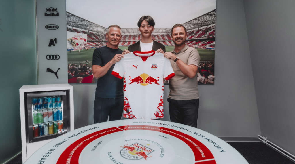 Neuer Stern aus Japan: Takumu Kawamura wechselt zu Red Bull Salzburg 1 Takumu Kawamura (M) mit Stephan Reiter (L/CEO) and Bernhard Seonbuchner Foto: FC Red Bull Salzburg