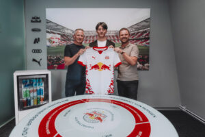 Takumu Kawamura (M) mit Stephan Reiter (L/CEO) and Bernhard Seonbuchner Foto: FC Red Bull Salzburg