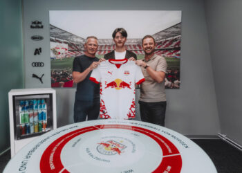 Takumu Kawamura (M) mit Stephan Reiter (L/CEO) and Bernhard Seonbuchner Foto: FC Red Bull Salzburg