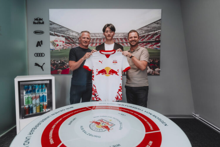 Takumu Kawamura (M) mit Stephan Reiter (L/CEO) and Bernhard Seonbuchner Foto: FC Red Bull Salzburg