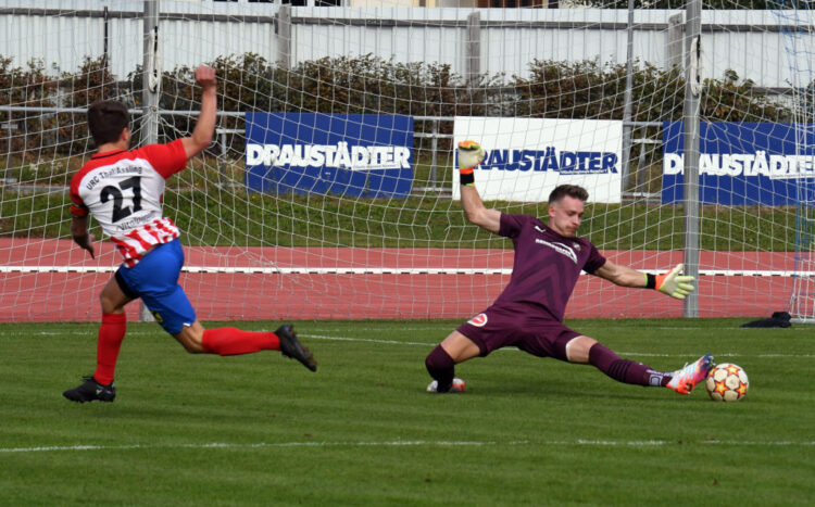 Fussball, 2022-10-15 ;  UL West  VSV blau/weiss - Tahl Assling  rot-weiss-blau
im  Bild: VSV Andreas Sternig - Tahl Assling Dominik Kofler
PhotoCredit: Hermann Sobe