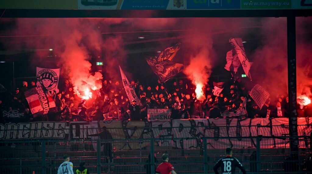 „Gruber raus!“: Der Fan-Aufstand beim LASK nimmt Fahrt auf 1 WAC vs. LASK Foto: Gerhard Pulsinger