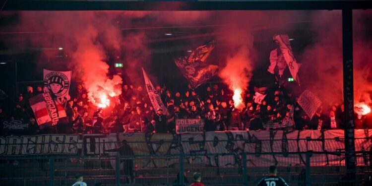 „Gruber raus!“: Der Fan-Aufstand beim LASK nimmt Fahrt auf 1 WAC vs. LASK Foto: Gerhard Pulsinger