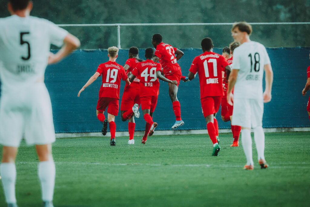 UYL: Salzburger Kraftakt nach Herzschlag-Endspurt 11 SALZBURG, AUSTRIA - AUGUST 26: The team of FC Liefering celebrates after a goal during the 2. Liga match between FC Liefering and SK Sturm Graz II at Untersbergarena on August 26, 2022 in Salzburg, Austria. (Photo by Jasmin Walter - FC Liefering/FC Liefering via Getty Images)