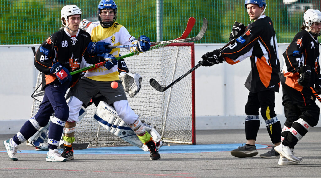 Topsensation im Ballhockey: Neuling schickt Meister auf Urlaub! 1 #88 Tschurnig Johannes, #51 SCHWAB Yannik, #10 Ortner Philipp, Team Zehenthof vs. Spittal Ultras, Team Zehenthof vs. Spittal Ultras am 28.04.2024 in Villach (Alpenarena ), Austria, (Photo by Bernd Stefan)