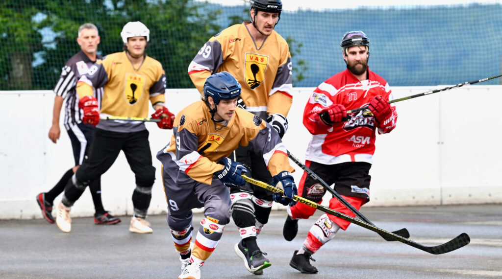 Villach erzwingt Spiel 4: Spannung pur in der Kärntner Ballhockeyliga! 1 Ballhockeyliga #9 Krumpl Rene, #99 Alagic Adis, #77 Schumnig Stefan, VAS Ballhockey Villach vs. HSC Eagles Poggersdorf, VAS Ballhockey Villach vs. HSC Eagles Poggersdorf am 20.07.2024 in Villach (Alpen Arena ), Austria, (Photo by Bernd Stefan)