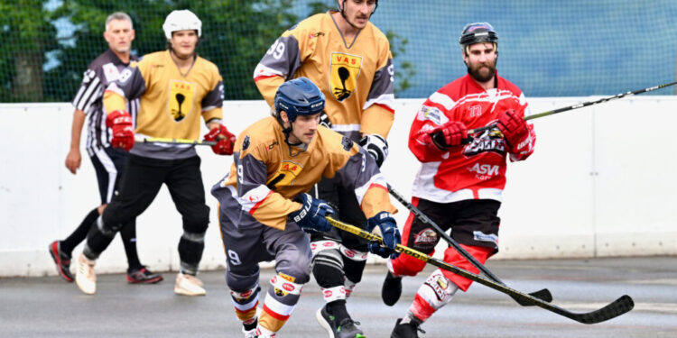Villach erzwingt Spiel 4: Spannung pur in der Kärntner Ballhockeyliga! 1 Ballhockeyliga #9 Krumpl Rene, #99 Alagic Adis, #77 Schumnig Stefan, VAS Ballhockey Villach vs. HSC Eagles Poggersdorf, VAS Ballhockey Villach vs. HSC Eagles Poggersdorf am 20.07.2024 in Villach (Alpen Arena ), Austria, (Photo by Bernd Stefan)