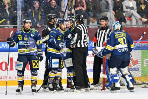 #69 Widhalm Leon EK Zeller Eisbären, #5 Zauner Sebastian EK Zeller Eisbären, #31 Schultes Alois EK Zeller Eisbären, EK Zeller Eisbären vs. S.G. CORTINA HAFRO, EK Zeller Eisbären vs. S.G. CORTINA HAFRO am 14.10.2025 in Zell am See (KELIT Arena Zell am See), Austria, (Photo by Bernd Stefan)
