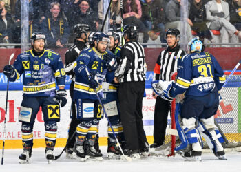 #69 Widhalm Leon EK Zeller Eisbären, #5 Zauner Sebastian EK Zeller Eisbären, #31 Schultes Alois EK Zeller Eisbären, EK Zeller Eisbären vs. S.G. CORTINA HAFRO, EK Zeller Eisbären vs. S.G. CORTINA HAFRO am 14.10.2025 in Zell am See (KELIT Arena Zell am See), Austria, (Photo by Bernd Stefan)