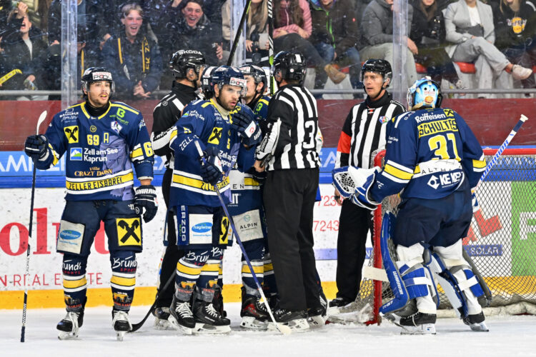 #69 Widhalm Leon EK Zeller Eisbären, #5 Zauner Sebastian EK Zeller Eisbären, #31 Schultes Alois EK Zeller Eisbären, EK Zeller Eisbären vs. S.G. CORTINA HAFRO, EK Zeller Eisbären vs. S.G. CORTINA HAFRO am 14.10.2025 in Zell am See (KELIT Arena Zell am See), Austria, (Photo by Bernd Stefan)