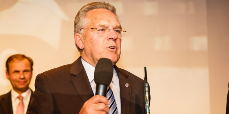 Ein Jet weniger – ein Land in Bewegung: Dr. Dieter Kalt macht Druck, Zahlen sprechen Klartext 1 Dr. Dieter Kalt - ÖEHV Ehrenpräsident