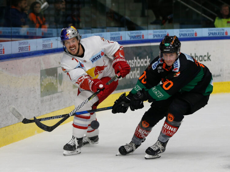 GRAZ,AUSTRIA,06.OCT.17 - ICE HOCKEY - EBEL, Erste Bank Eishockey Liga, Graz 99ers vs EC Red Bull Salzburg. Image shows Matt Generous (EC RBS) and Zintis Zusevics (99ers). Photo: GEPA pictures/ David Rodriguez Anchuelo - For editorial use only. Image is free of charge.