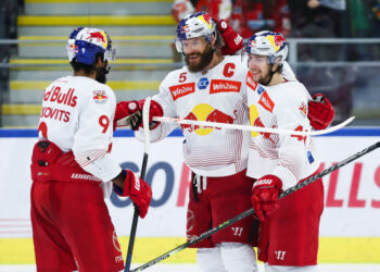 SALZBURG,AUSTRIA,02.APR.23 - ICE HOCKEY - ICE Hockey League, play off semifinal, EC Red Bull Salzburg vs Klagenfurter AC. Image shows the rejoicing of Ali Wukovits, Thomas Raffl and Lucas Thaler (EC RBS). Photo: GEPA pictures/ David Geieregger - For editorial use only. Image is free of charge.