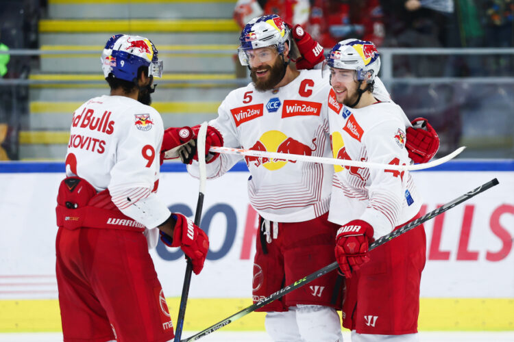 SALZBURG,AUSTRIA,02.APR.23 - ICE HOCKEY - ICE Hockey League, play off semifinal, EC Red Bull Salzburg vs Klagenfurter AC. Image shows the rejoicing of Ali Wukovits, Thomas Raffl and Lucas Thaler (EC RBS). Photo: GEPA pictures/ David Geieregger - For editorial use only. Image is free of charge.