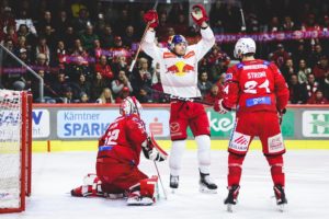 KLAGENFURT,AUSTRIA,31.MAR.23 - ICE HOCKEY - ICE Hockey League, play off semifinal, Klagenfurter AC vs EC Red Bull Salzburg. Image shows Sebastian Dahm, Steven Strong (KAC) and the rejoicing of Peter Hochkofler (EC RBS). Photo: GEPA pictures/ Daniel Goetzhaber - For editorial use only. Image is free of charge.