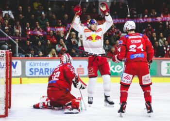 KLAGENFURT,AUSTRIA,31.MAR.23 - ICE HOCKEY - ICE Hockey League, play off semifinal, Klagenfurter AC vs EC Red Bull Salzburg. Image shows Sebastian Dahm, Steven Strong (KAC) and the rejoicing of Peter Hochkofler (EC RBS). Photo: GEPA pictures/ Daniel Goetzhaber - For editorial use only. Image is free of charge.