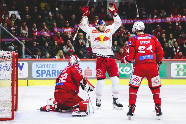 KLAGENFURT,AUSTRIA,31.MAR.23 - ICE HOCKEY - ICE Hockey League, play off semifinal, Klagenfurter AC vs EC Red Bull Salzburg. Image shows Sebastian Dahm, Steven Strong (KAC) and the rejoicing of Peter Hochkofler (EC RBS). Photo: GEPA pictures/ Daniel Goetzhaber - For editorial use only. Image is free of charge.