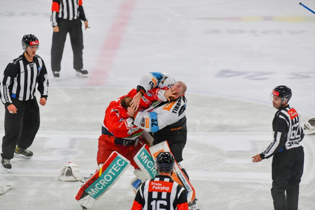 Goalie-Fight beschert Linzern emotionale Revanche 11 Goalie-Fight beschert Linzern emotionale Revanche